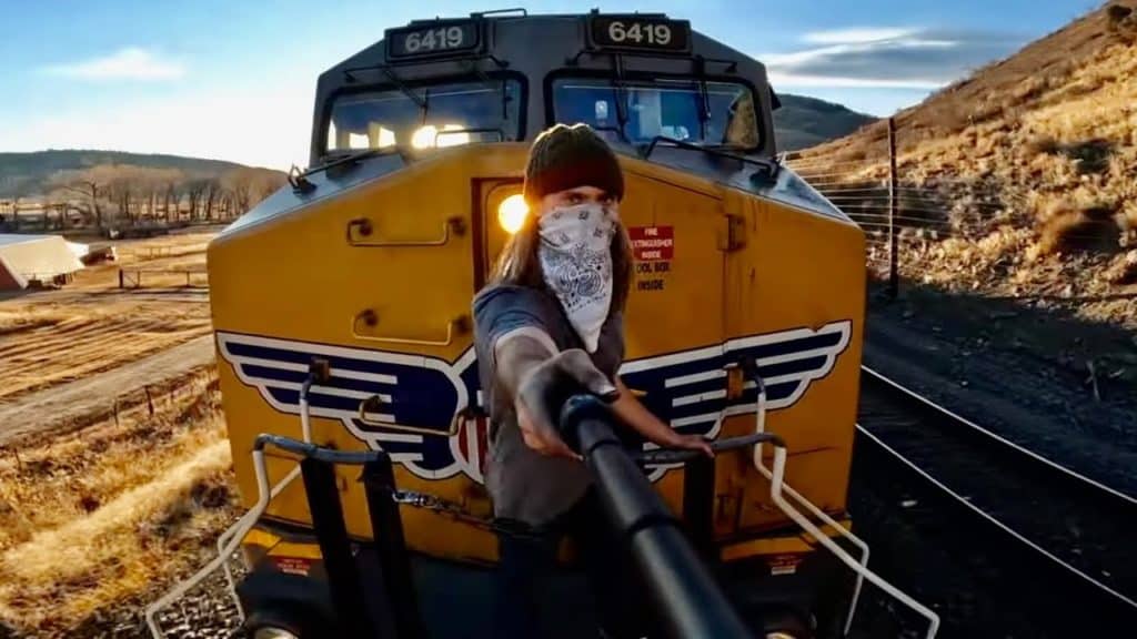 Image 1 : YouTube : ces vlogueurs de l’extrême sautent sur des trains en marche (vidéo)