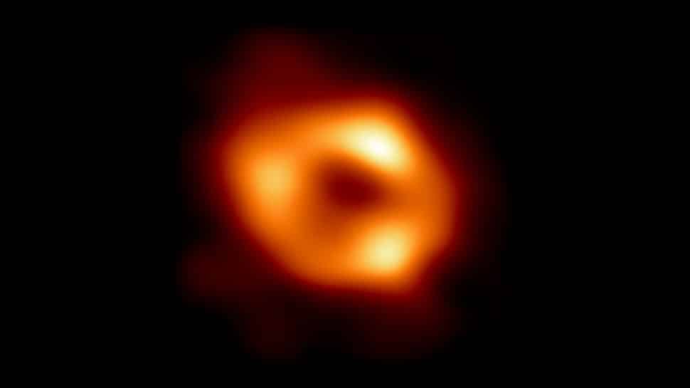 L'image du trou noir supermassif situé au centre de la Voie lactée, un mastodonte surnommé Sagittarius A*, révélée par le télescope Event Horizon le 12 mai 2022. Crédit : Event Horizon Telescope