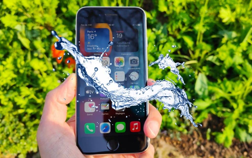 Image 1 : Expulsez l'eau de votre iPhone grâce à cette astuce insoupçonnée !