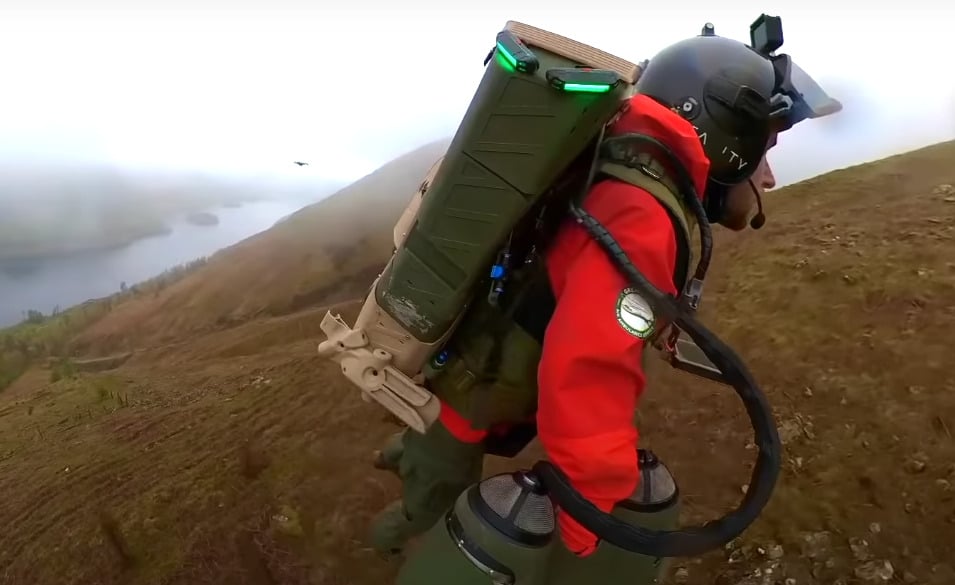 Image 1 : Il escalade une montagne en moins de 4 min grâce à un jet suit (vidéo)