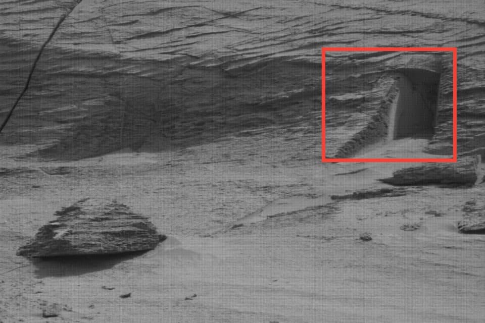 Image 1 : Mars : cette étrange porte a-t-elle été fabriquée par des extraterrestres ?