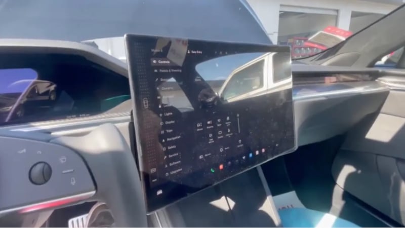 L’écran rotatif en fonctionnement dans une Tesla (capture d'écran} - Crédits : Twitter/@TeslaFrunk