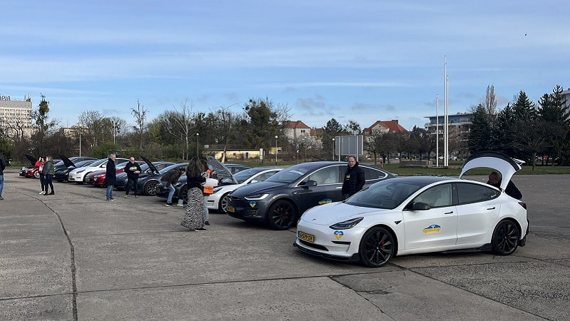 tesla volontaires refugies ukrainiens