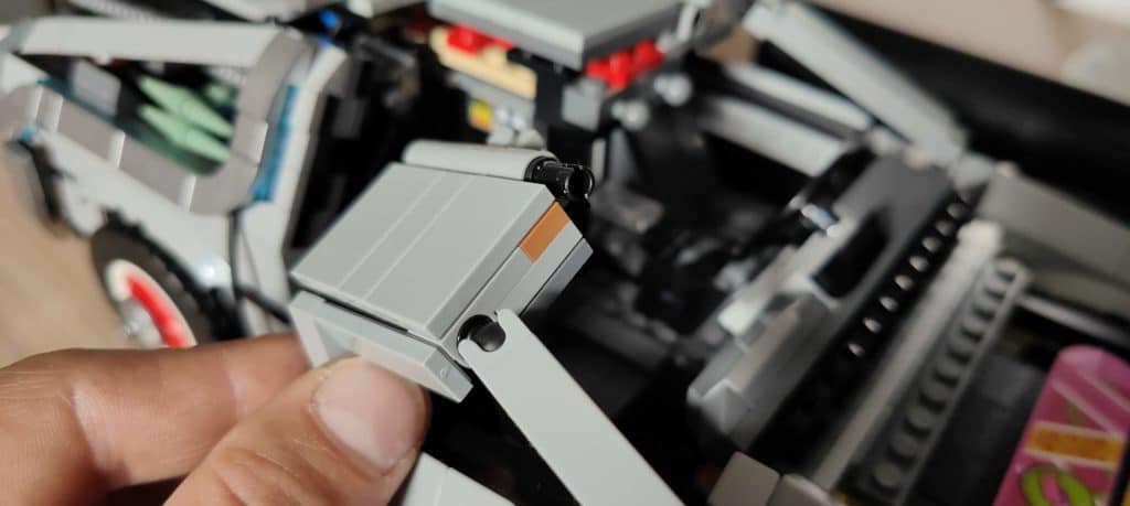 Image 2 : LEGO DeLorean : faire tenir ses portes papillons en changeant deux pièces !
