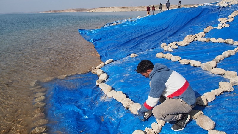 Les chercheurs recouvrent les ruines avec des bâches en plastique pour les protéger