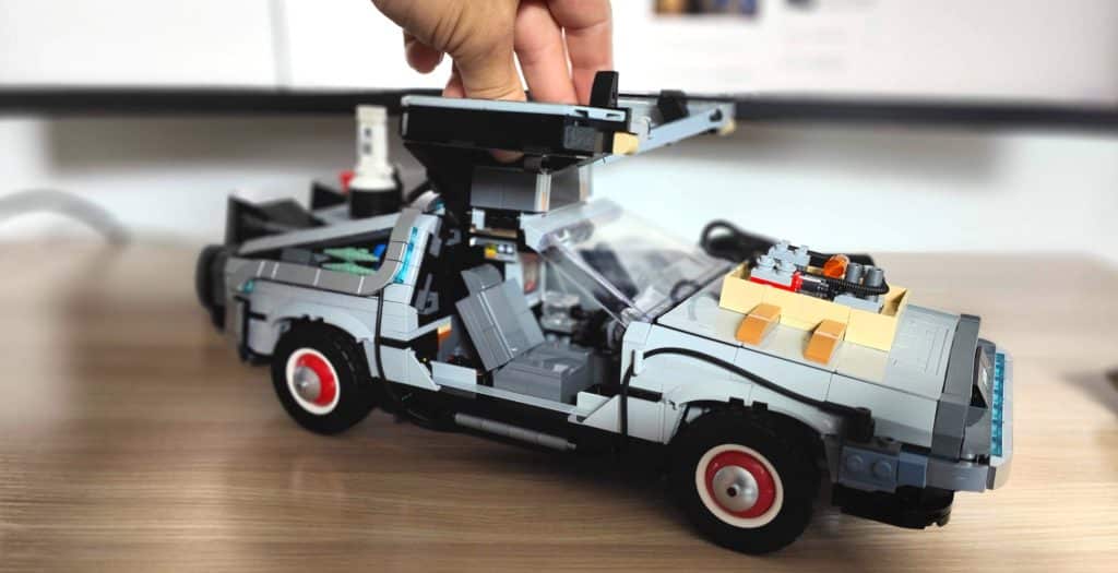 Image 1 : LEGO DeLorean : faire tenir ses portes papillons en changeant deux pièces !