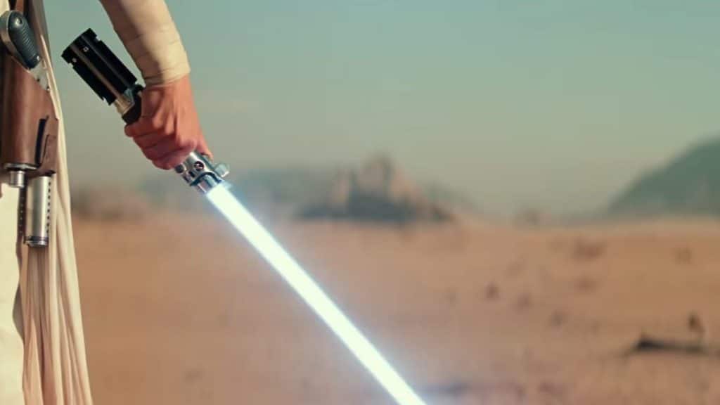 Le sabre laser d'Anakin dans les mains de Rey
