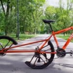 Un vélo avec une roue coupée en deux qui roule, c’est possible (vidéo)