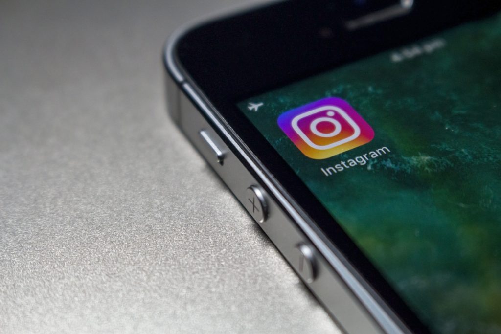 Image 1 : iPhone : Instagram ajoute un bouton de suppression sur ordre d'Apple
