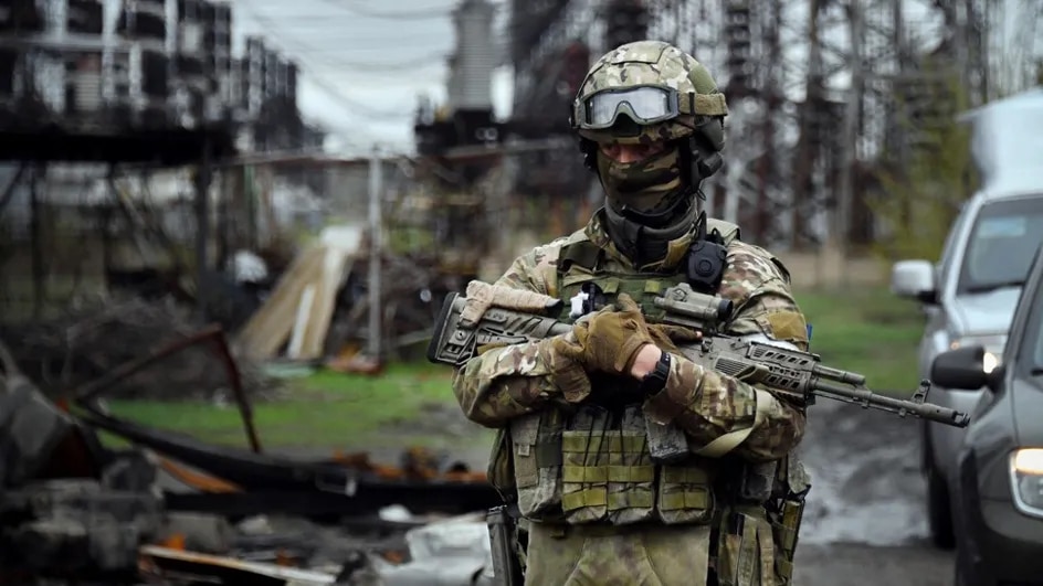 Un soldat russe garde la centrale électrique de Lougansk, le 13 avril 2022 © Alexander Nemenov, AFP