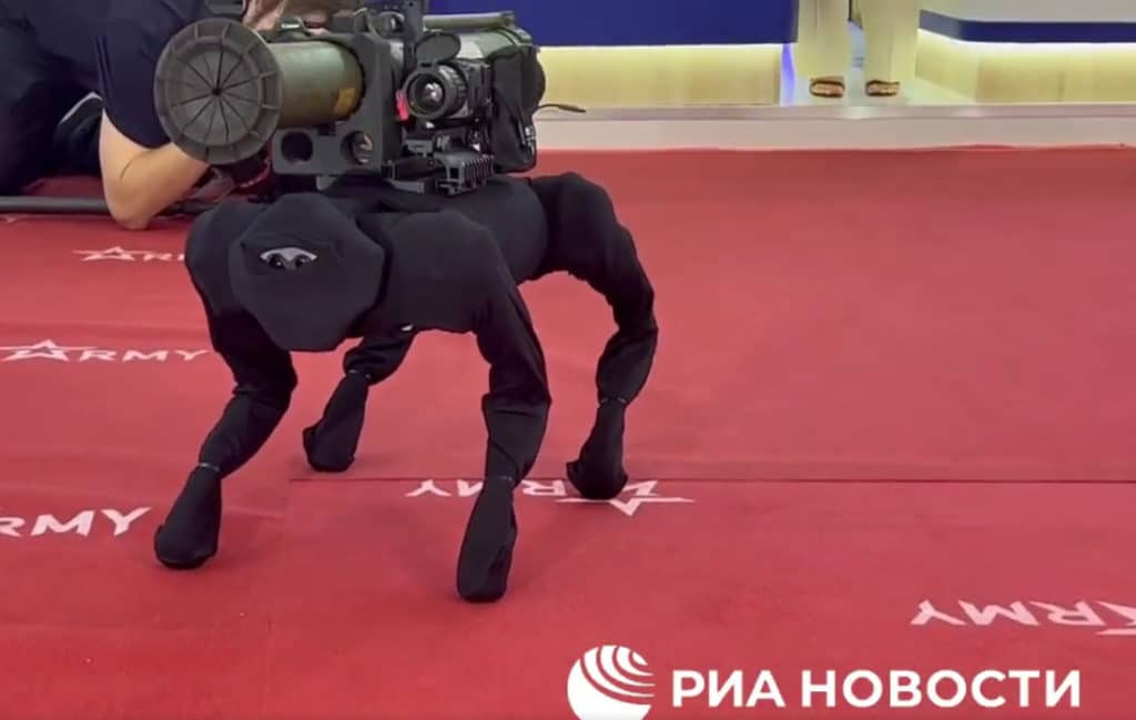 Image 1 : Une entreprise russe dévoile un chien-robot armé d'un lance-roquettes