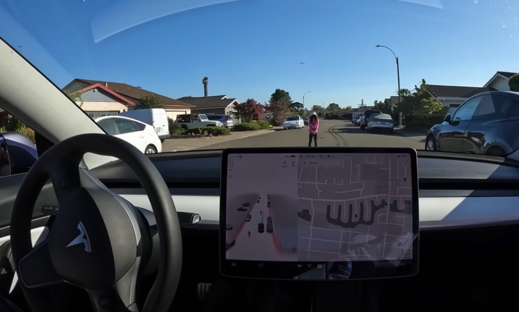 Image 1 : Un fan de Tesla lance un appel, « Y a-t-il un enfant qui peut courir devant ma voiture ? »