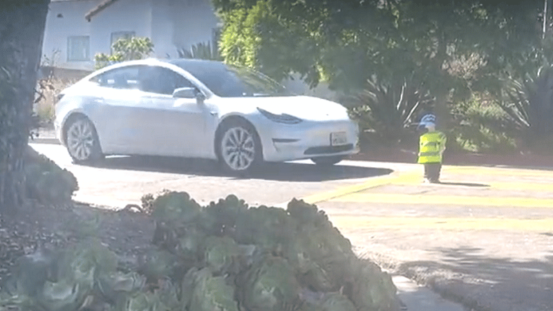 Une Tesla s'apprête à percuter un mannequin de la taille d'un enfant