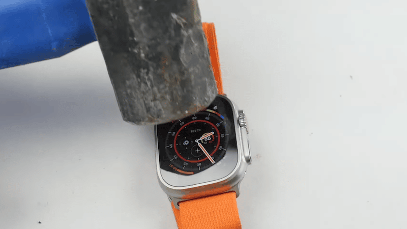 L'Apple Watch Ultra face à un marteau