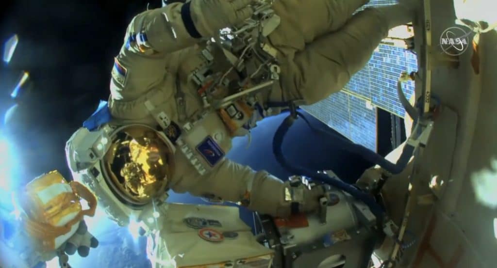Image 1 : ISS : deux cosmonautes russes filment cette vue spectaculaire de la Terre