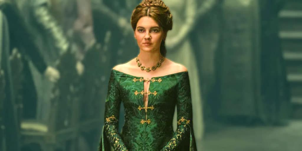 Emily Carey (Alicent) dans sa robe verte