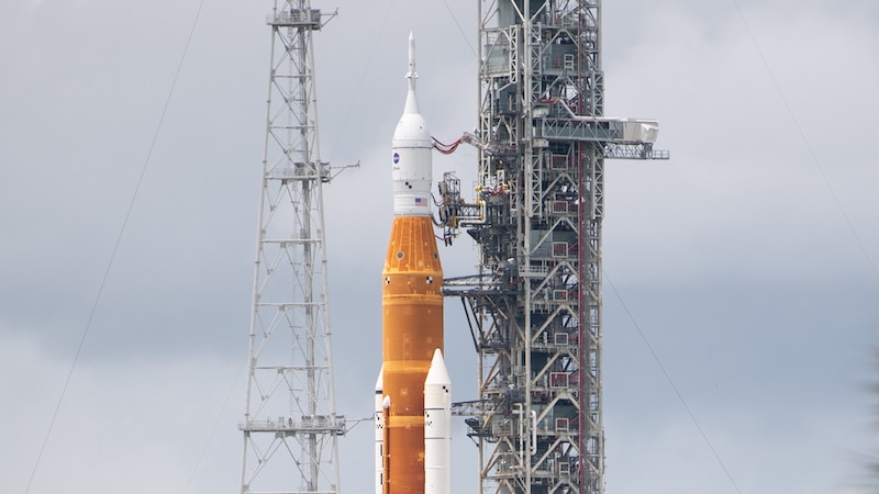 Le lanceur SLS et le vaisseau Orion au sommet