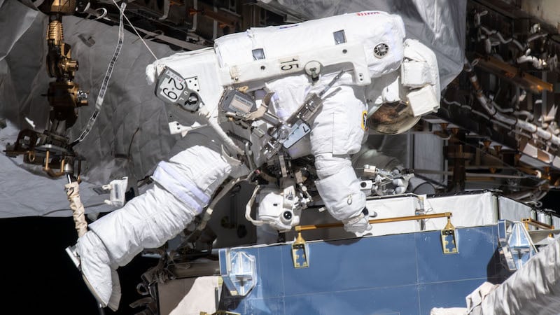 Un astronaute à la Station spatiale internationale