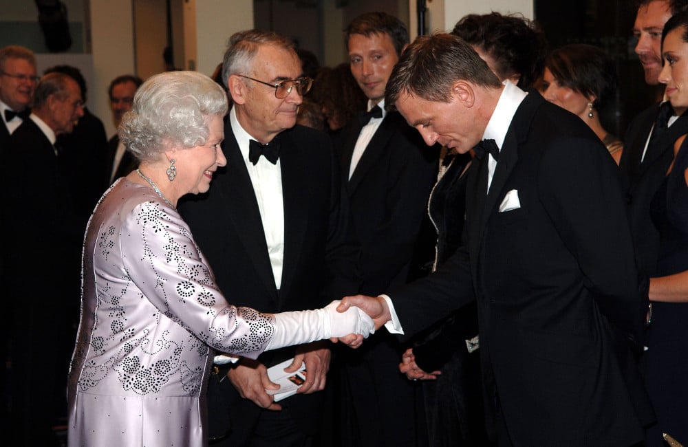 Daniel Craig et la reine Élizabeth II en 2006 © Anwar Hussein - Getty