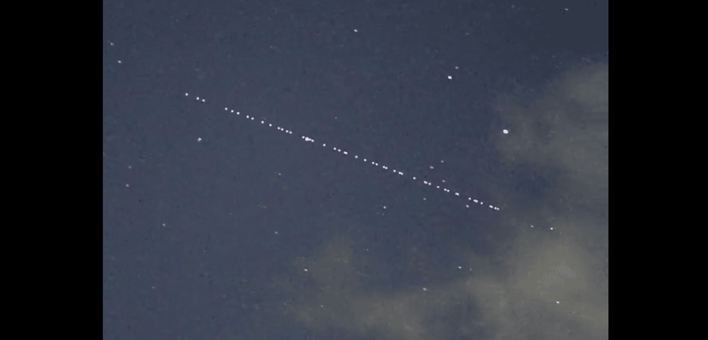 Image 1 : Ce qui se cache derrière ces étranges points lumineux brillant dans le ciel japonais
