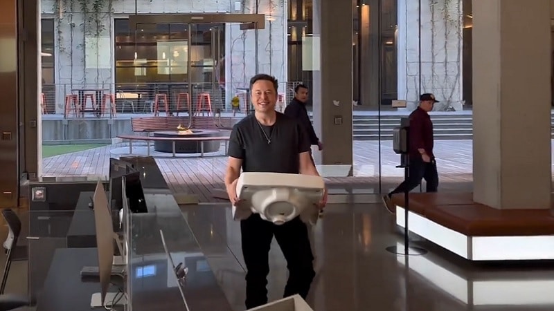 Elon Musk arrive au siège de Twitter avec un lavabo