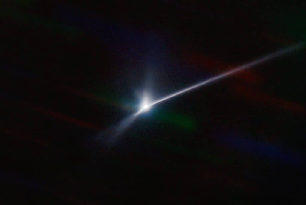 Image 1 : NASA : Dimorphos ressemble désormais à une comète avec une queue de 10 km de long