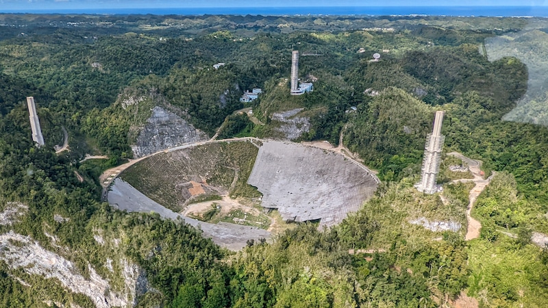 L'observatoire d'Aricebo en cours de démolition en décembre 2021