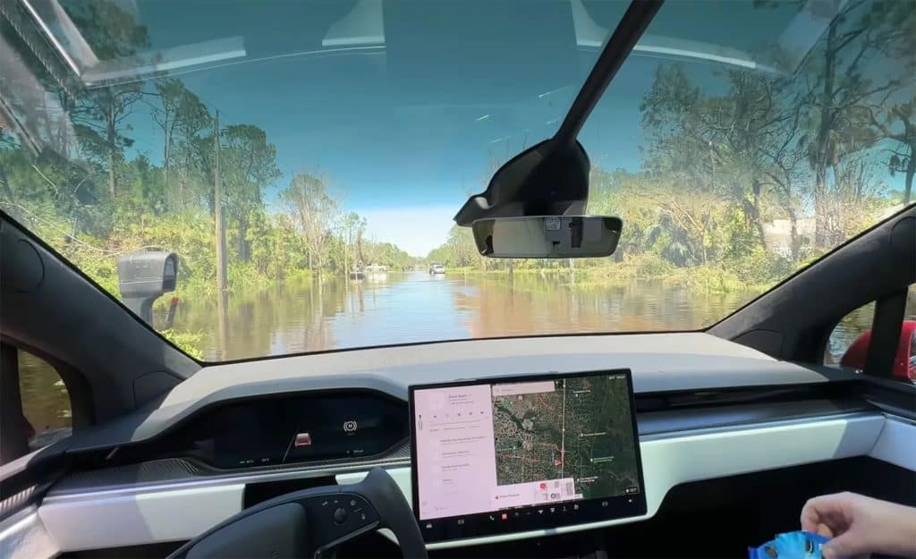 Une Tesla qui roule sur une route inondée