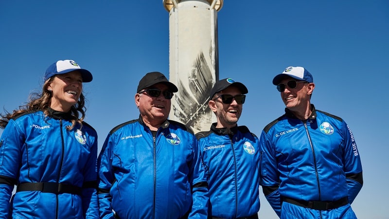 William Shatner et ses coéquipiers du vol spatial de Blue Origin