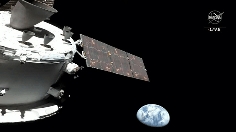 Selfie de la capsule Orion avec la Terre