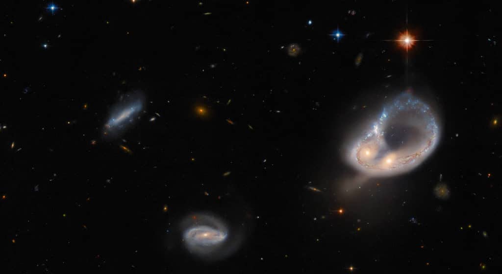 Hubble capture deux galaxies en fusion © ESA/Hubble & NASA, Dark Energy Survey/DOE/FNAL/DECam/CTIO/NOIRLab/NSF/AURA, J. Dalcanton