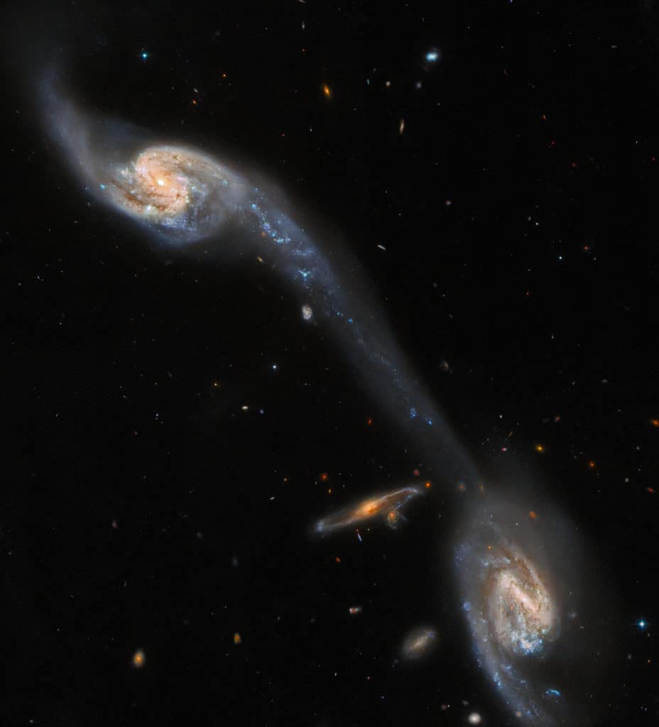 Image 2 : Hubble capture cet incroyable pont étoilé entre deux galaxies