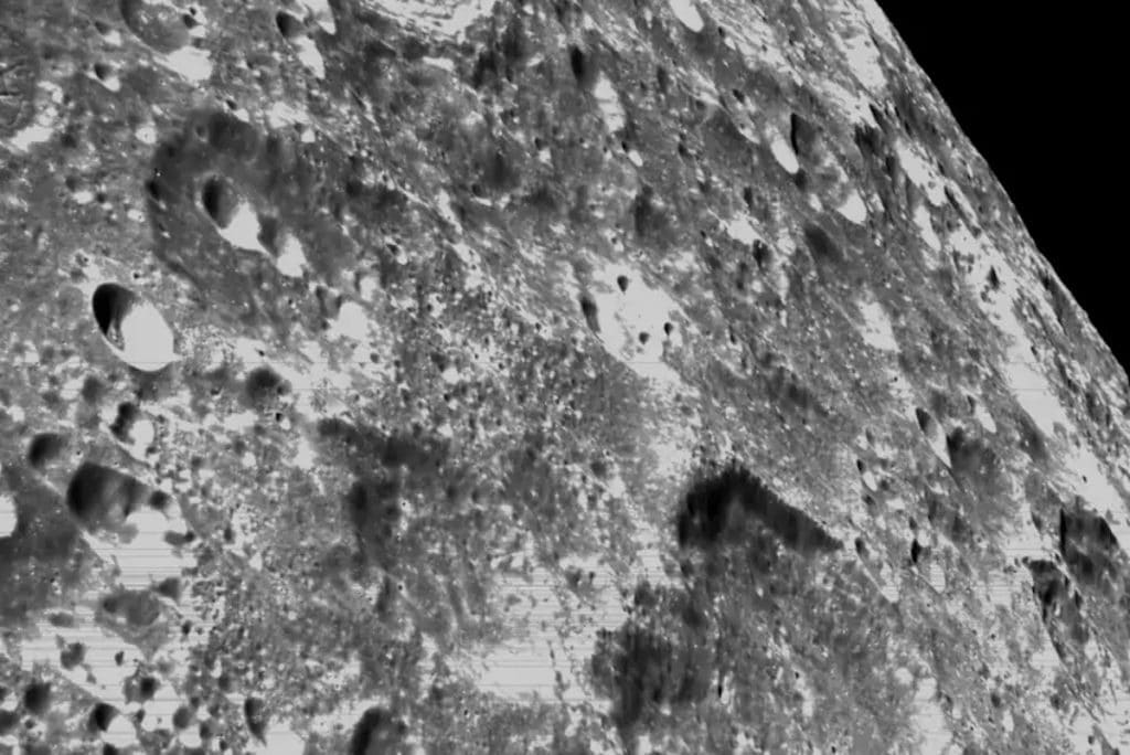 La caméra de navigation optique d'Orion a capturé des images en noir et blanc de cratères sur la lune © Nasa