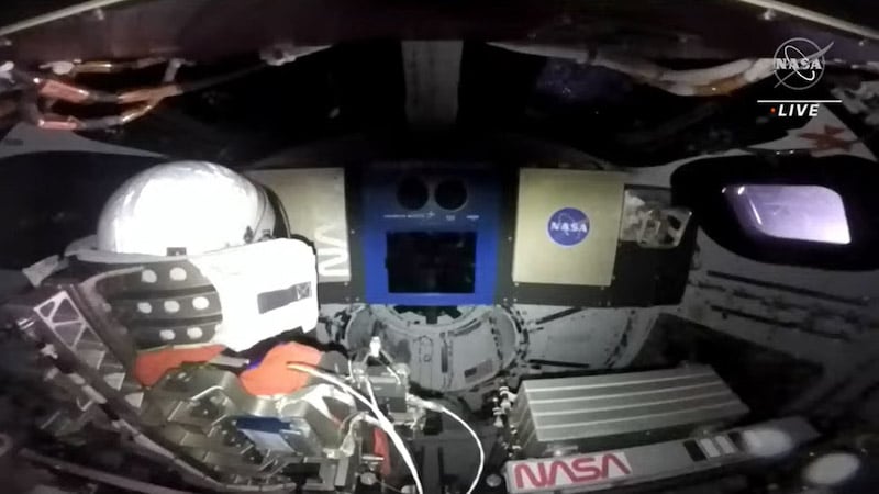 L'intérieur de la capsule Orion avec l'iPad de l'expérience Callisto