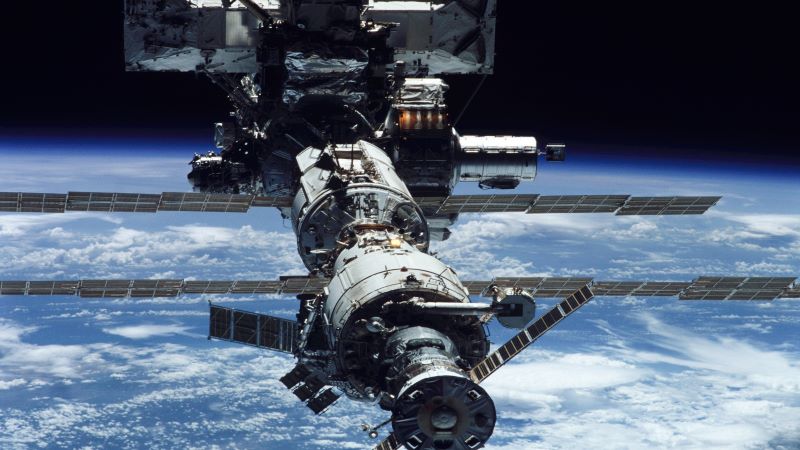 Station spatiale et satellite en orbite