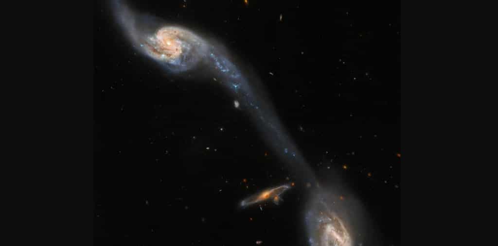 Image 1 : Hubble capture cet incroyable pont étoilé entre deux galaxies