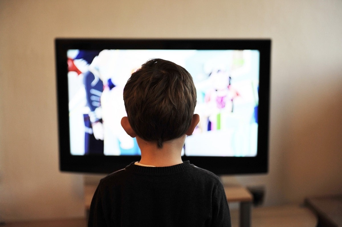 Enfant regardant la télévision