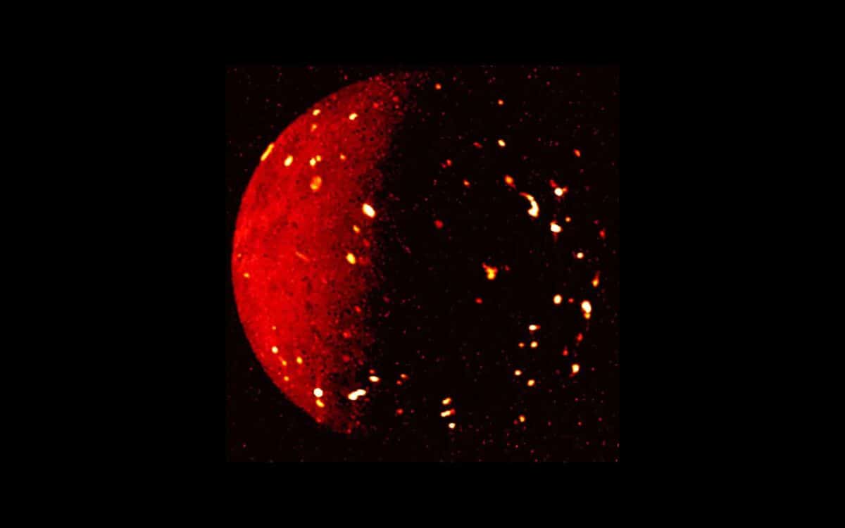 Les zones plus claires de l'image donnent un aperçu des points les plus chauds de la lune Io © NASA/JPL-Caltech/SwRI/ASI/INAF/JIRAM