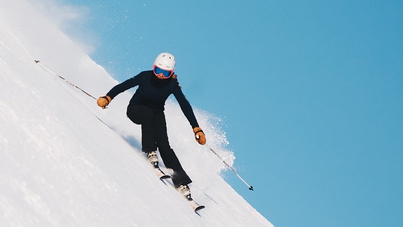 Une personne fait du ski