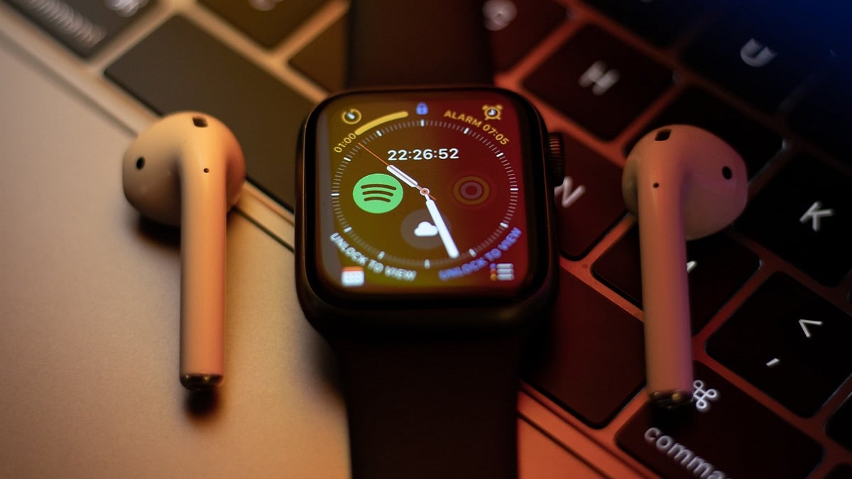 Une Apple Watch, des AirPods et un MacBook