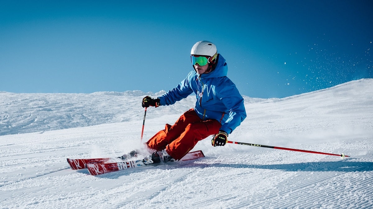 Une personne fait du ski