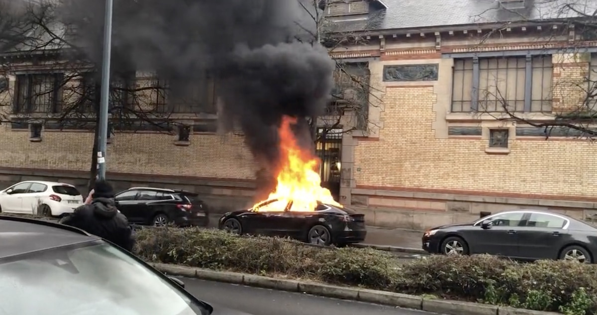 La Tesla filmée en train de brûler à Rennes © 20 Minutes Rennes