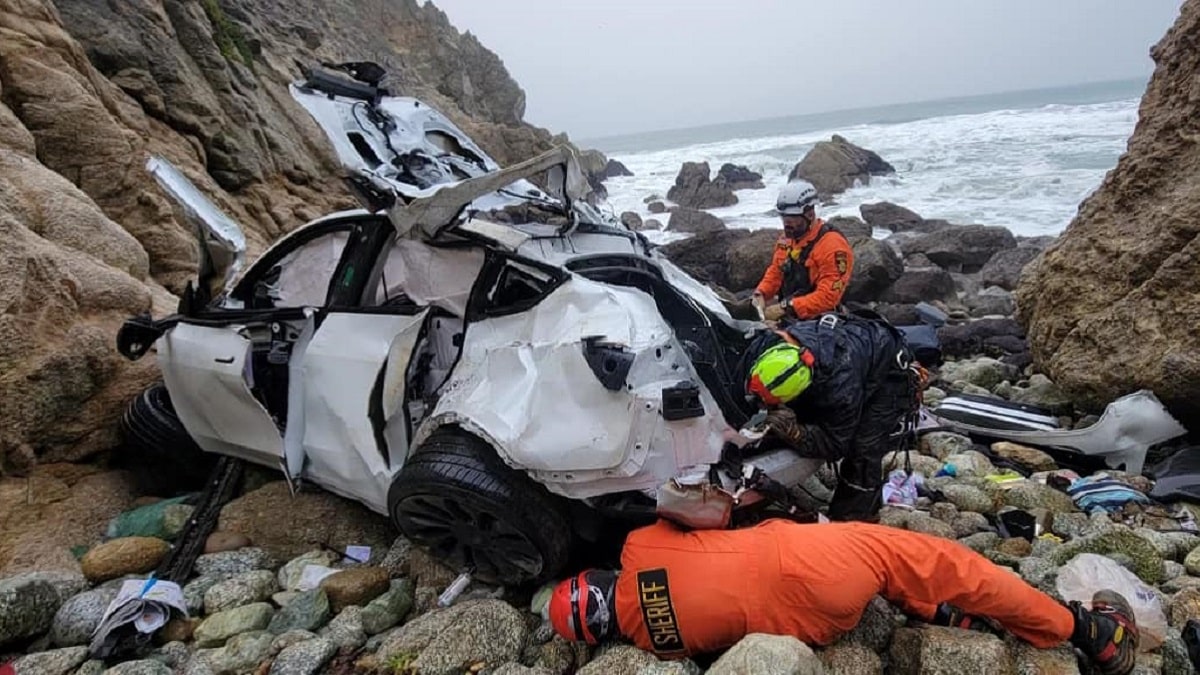 La Tesla accidentée après la chute de 76 mètres