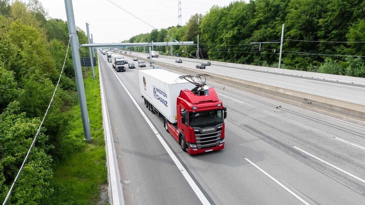 Un camion électrique se recharge grâce à des caténaires