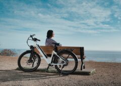 Vélo électrique posé sur un banc