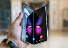 Smartphone pliable dans une main