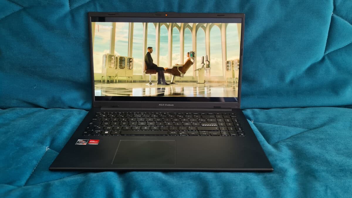 Test Asus Vivobook S15 E1504F : un PC portable OLED endurant, bien adapté  au streaming vidéo