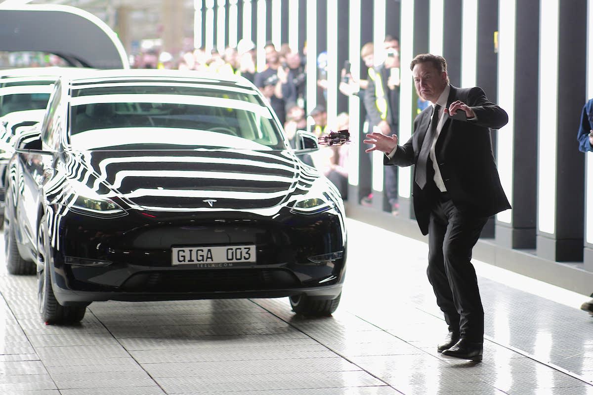 Elon Musk dans sa gigafactory à Berlin 