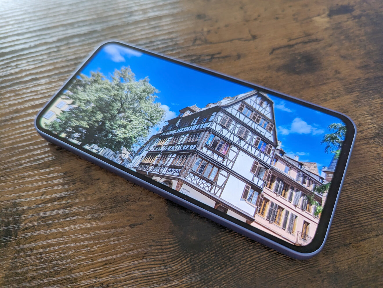 Test Samsung Galaxy A54 un smartphone moyen, mais seulement par