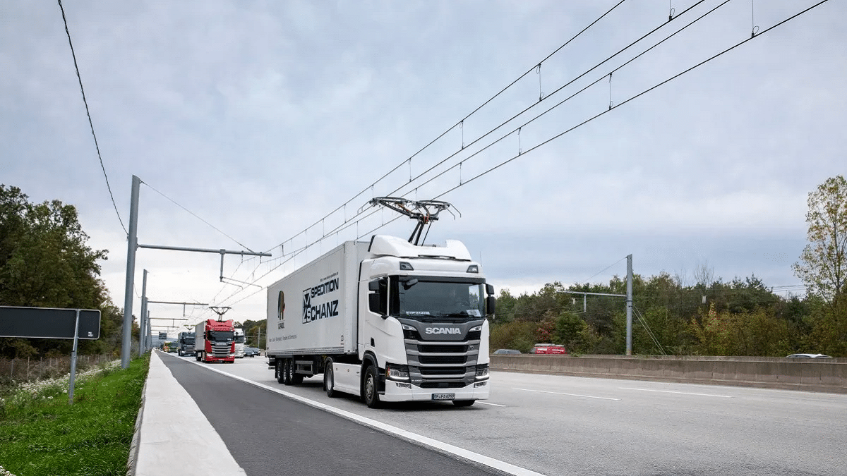 Un camion se recharge en roulant sur une route électrique